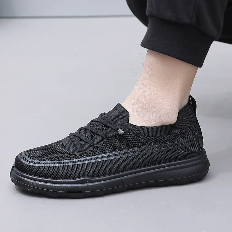 A pair of men's shoes with breathable and comfortable design, fashionable and versatile, featuring soft sole and soft surface.