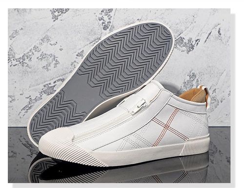 Wearing mid-top sneakers with a pair of trendy spring and autumn new small leather shoes