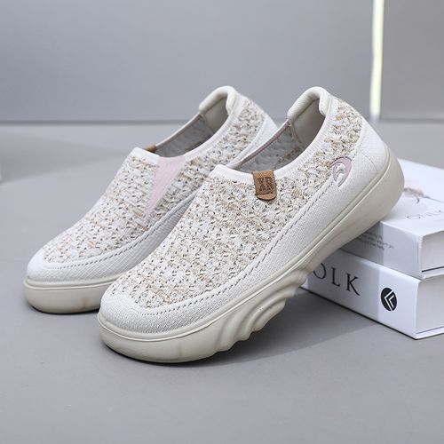 Soft-soled comfortable one-piece mom's shoes with thick sole and anti-slip design, suitable for casual wear for women.