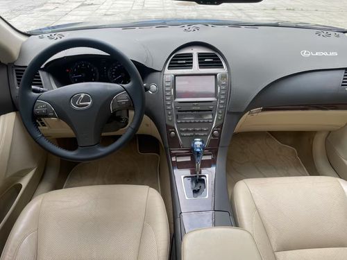 Toyota Lexus ES240: 2012 Vehicle, 240 Special Limited Edition. Multi-function power steering wheel Dual power seats with table heating and ventilation Dual sunroof (panoramic) 6-disc CD, cruise control All cars are fine and accident-free