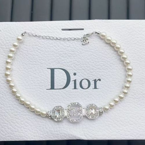 Letter-shaped pearl necklace