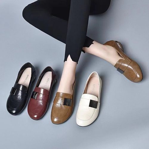 Round-toe soft leather loafers