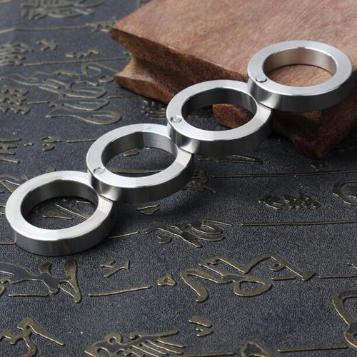 Four-finger fist clasp