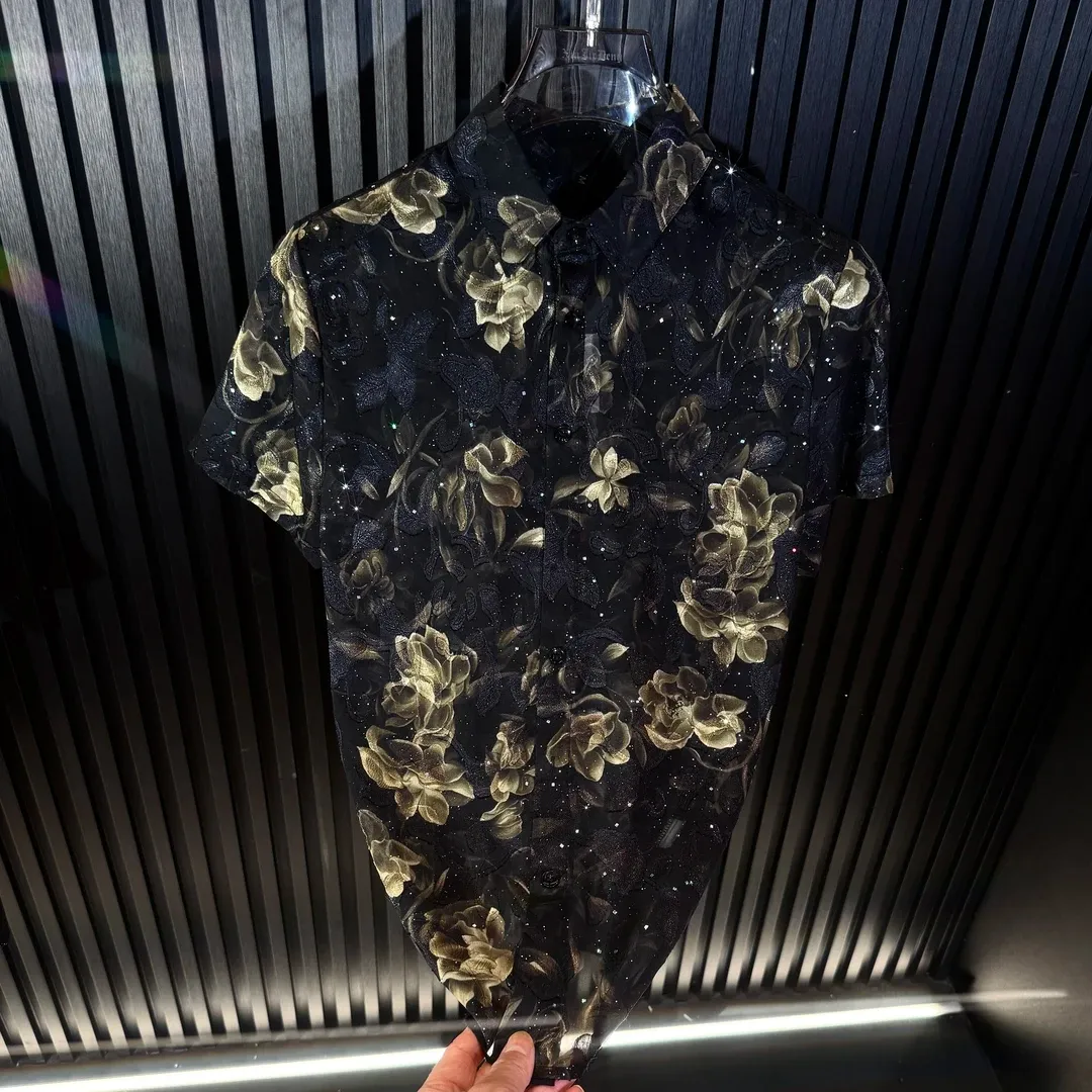 Short-sleeved shirt with a vintage golden rose print.