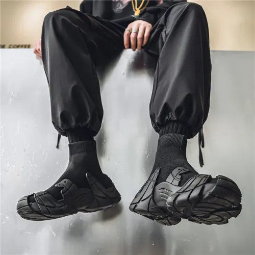 Men's casual boots are breathable and lightweight