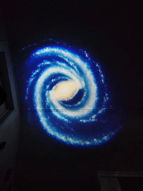 Lustige Geschenke – Romantische Atmosphäre im Schlafzimmer mit Galaxie-Projektionslampe