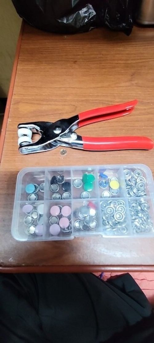 Professional Button Fastening Kit Colored buttons and pliers