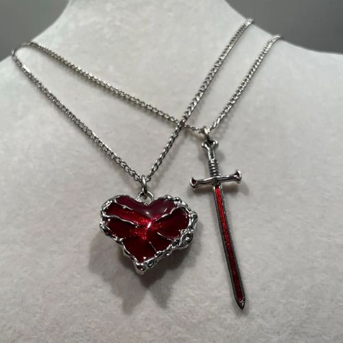 A pair of red zircon love couple sword necklaces, a must-have double-layer stacked belt heart-shaped necklace, exquisite jewelry couple gift