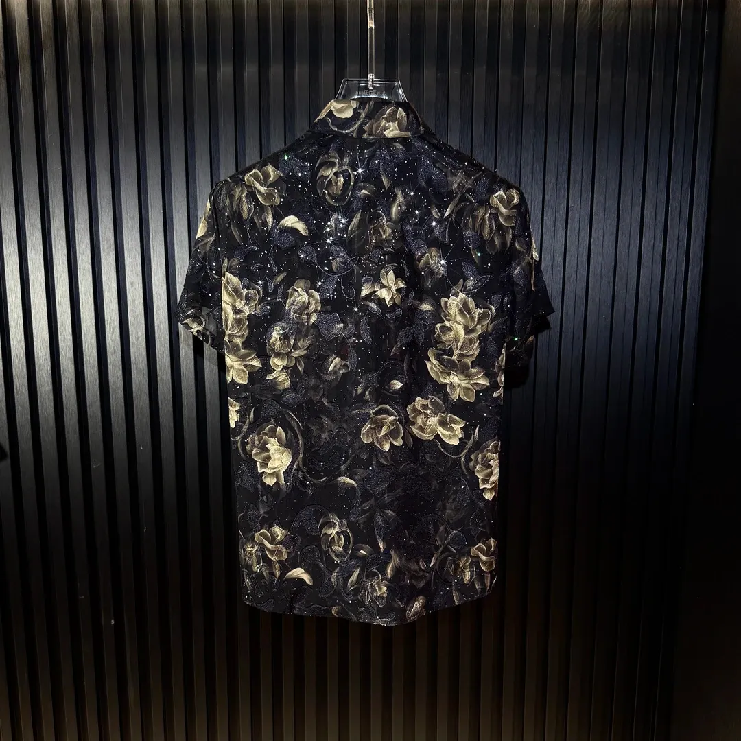 Short-sleeved shirt with a vintage golden rose print.