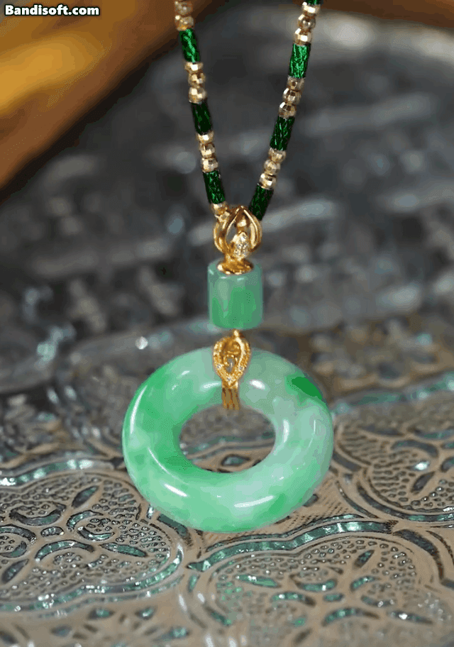 Gradient green safety buckle pendant necklace symbolizes peace and auspiciousness