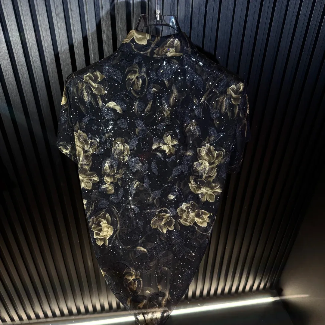 Short-sleeved shirt with a vintage golden rose print.
