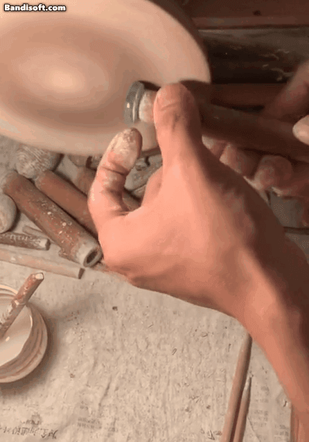 Gradient green safety buckle pendant necklace symbolizes peace and auspiciousness