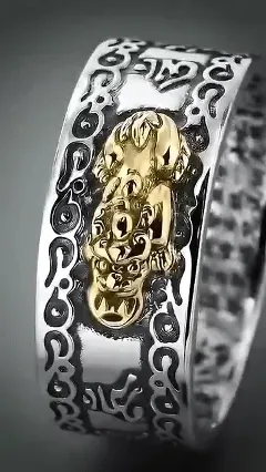 Order today and you will receive 2 traditional Chinese style open-and-close style longevity new workmen's rings. They feature three-dimensional contrasting colors for longevity engraving, with the inner wall engraved with the Heart Sutra. The edges are decorated with scroll patterns, presenting a classic and elegant style. The opening can be freely adjusted in size, suitable for pairing with work attire. It symbolizes good luck and is both suitable for personal Wearing and as a gift to give.