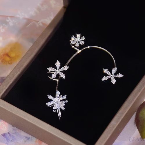 Rotating flower ear hooks for women without pierced ears, ear clip earrings, rotatable niche design, creative temperament ear accessories for women