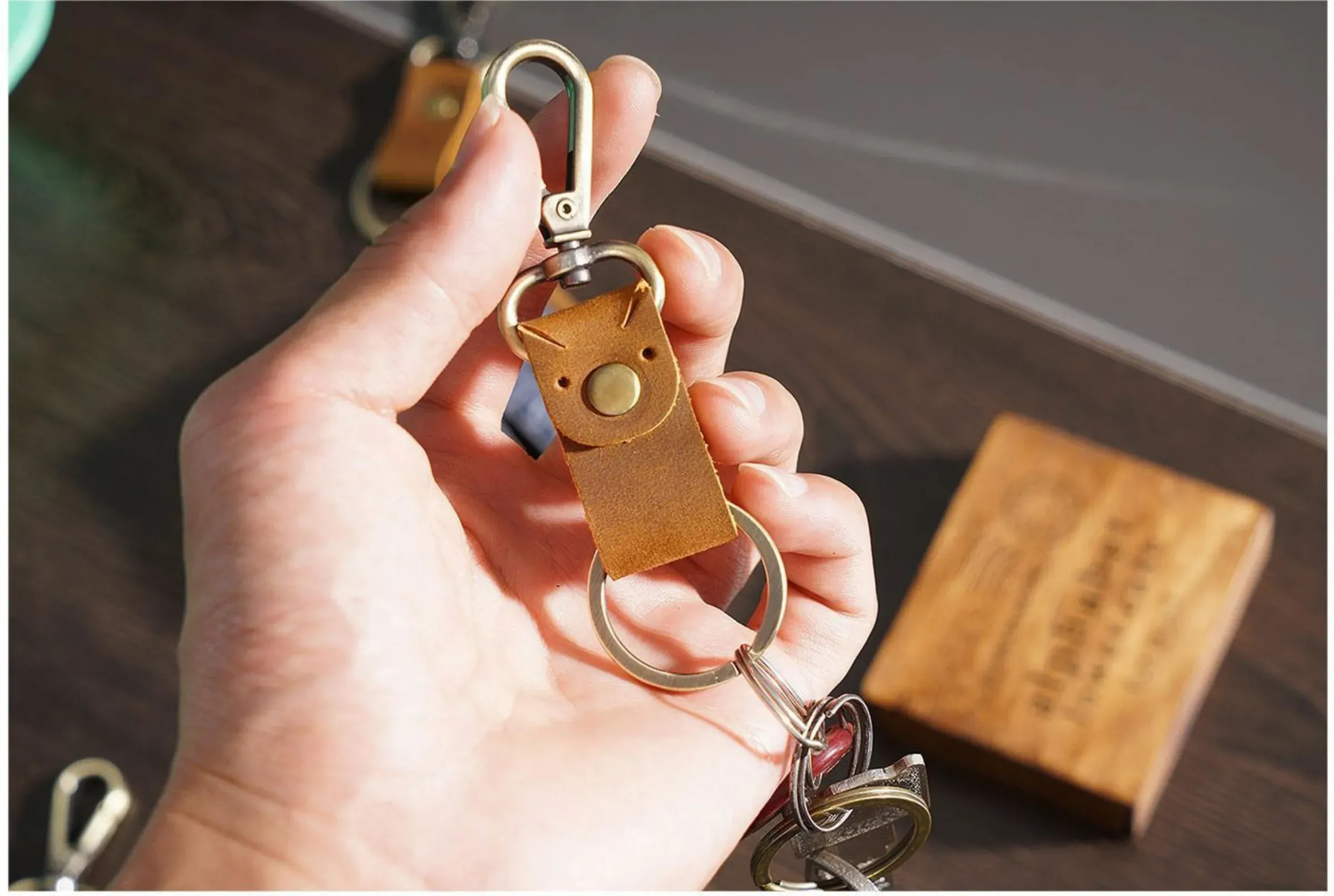 Genuine Leather Car Key Holder Vintage Leather Keychain with Key Ring Portable Car Key Fob Organizer for Women Men Travel Gift