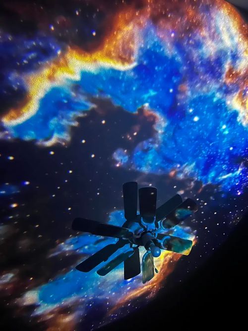 Lustige Geschenke – Romantische Atmosphäre im Schlafzimmer mit Galaxie-Projektionslampe