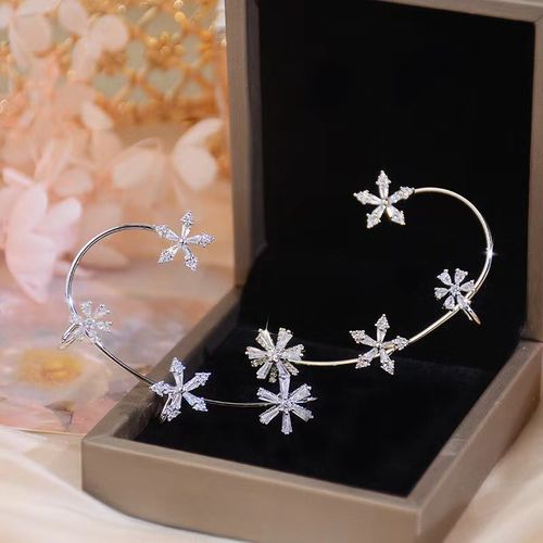 Rotating flower ear hooks for women without pierced ears, ear clip earrings, rotatable niche design, creative temperament ear accessories for women