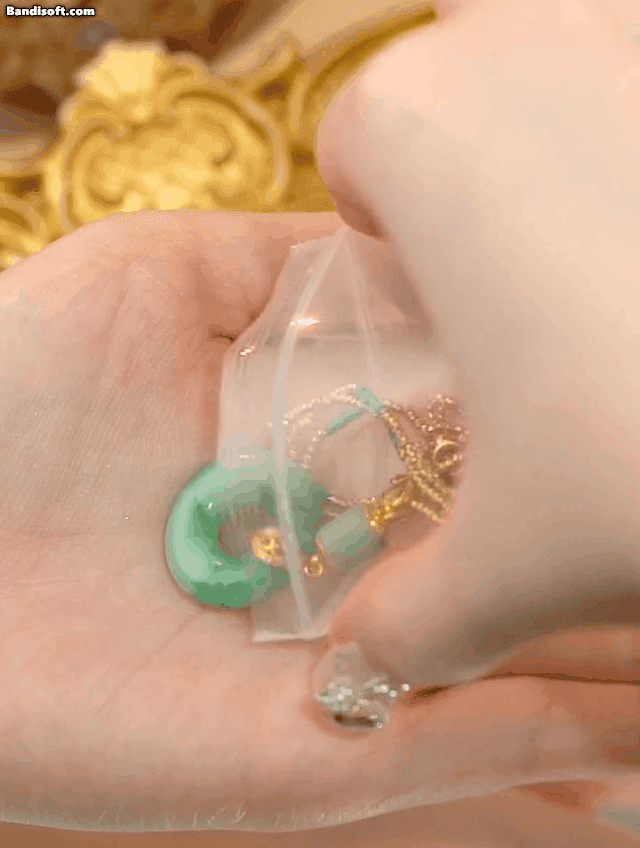 Gradient green safety buckle pendant necklace symbolizes peace and auspiciousness