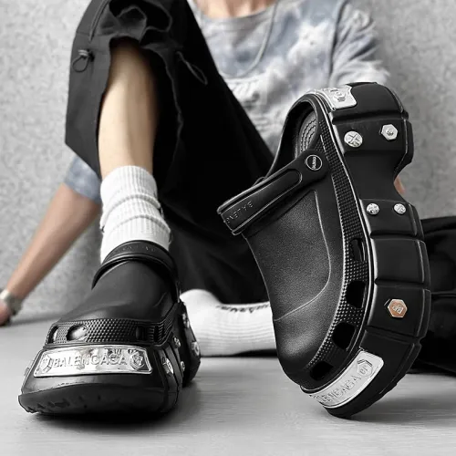 Men's casual sandals with thick sole and fashionable black color