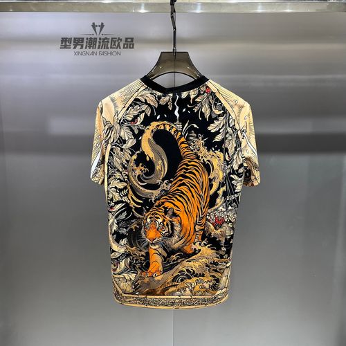 Crew-neck T-shirt with  Tiger Descending the Mountain  print