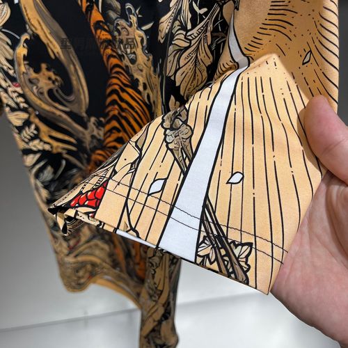 Crew-neck T-shirt with  Tiger Descending the Mountain  print