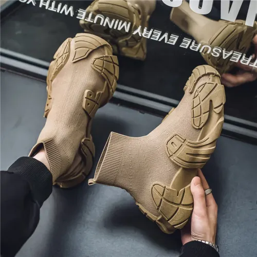 Men's casual boots are breathable and lightweight