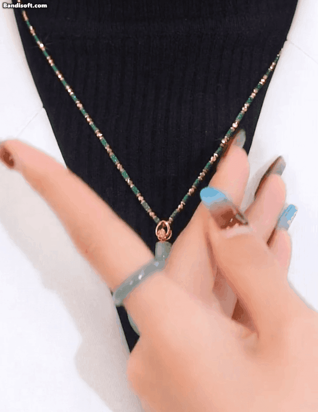 Gradient green safety buckle pendant necklace symbolizes peace and auspiciousness