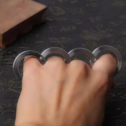 Four-finger fist clasp