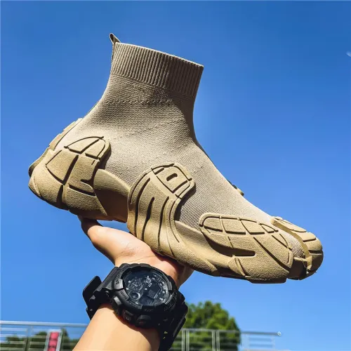 Men's casual boots are breathable and lightweight