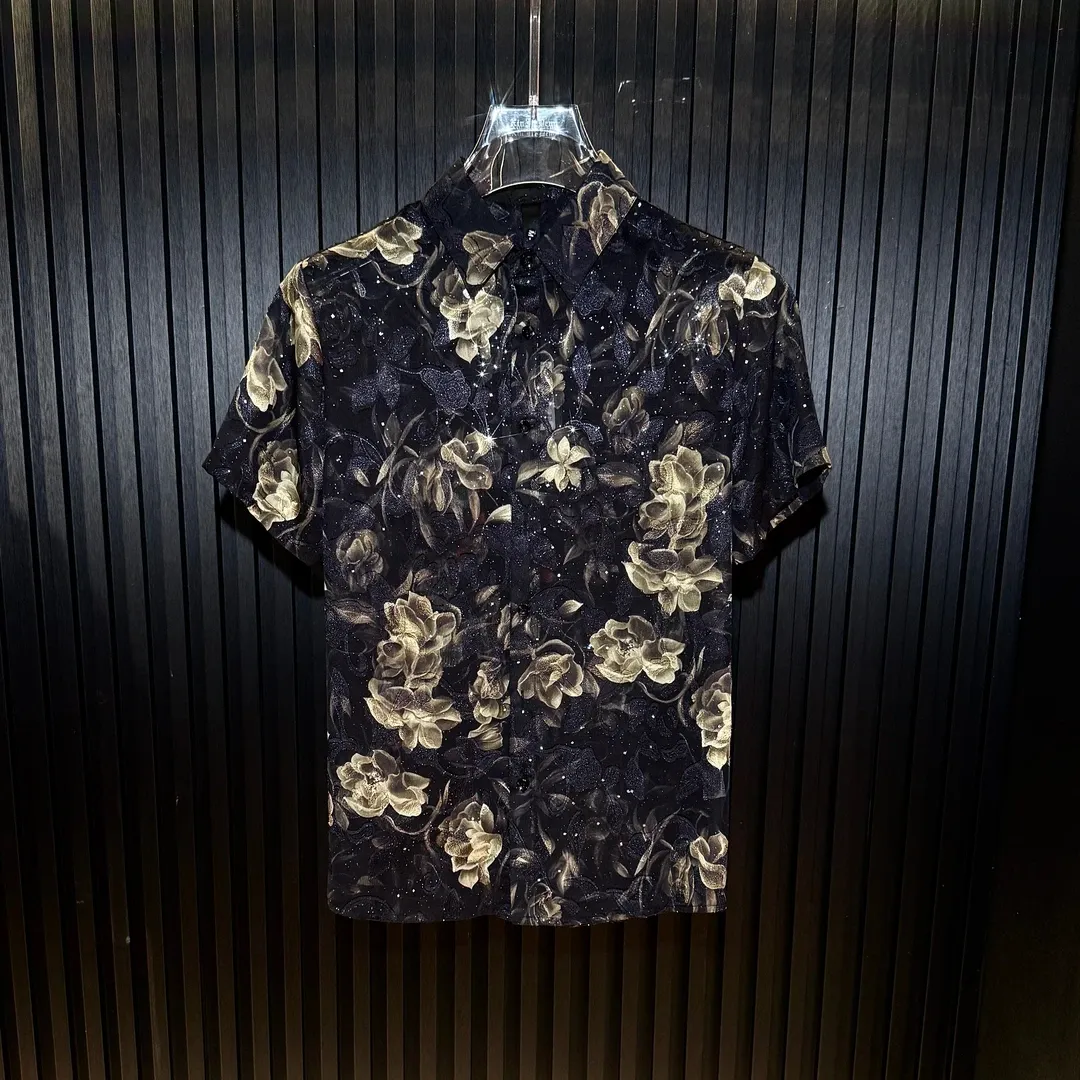 Short-sleeved shirt with a vintage golden rose print.