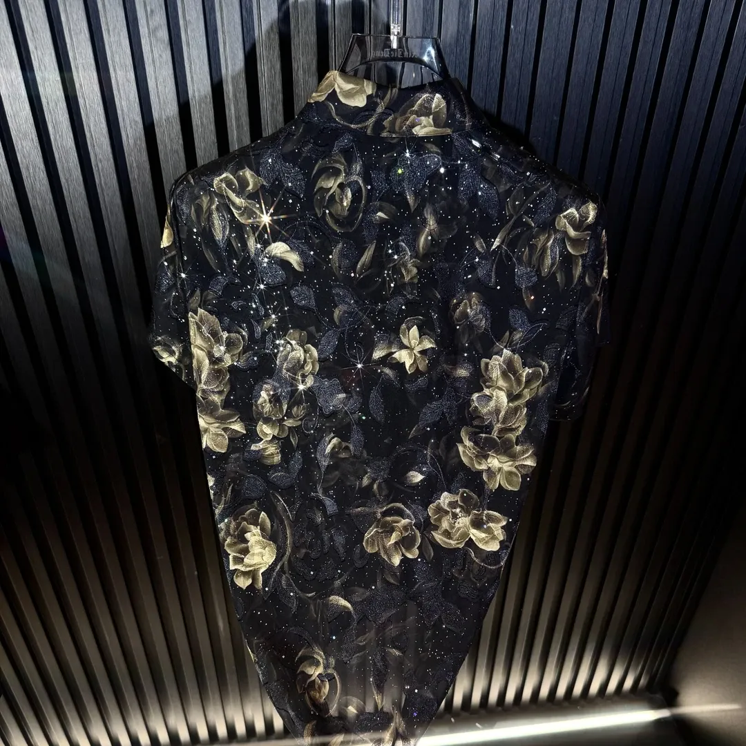 Short-sleeved shirt with a vintage golden rose print.