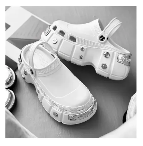 Men's casual sandals with thick sole and fashionable black color