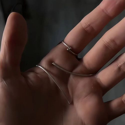 New irregular pleated joint ring, cool and niche design, high-end, unique and exquisite ring.