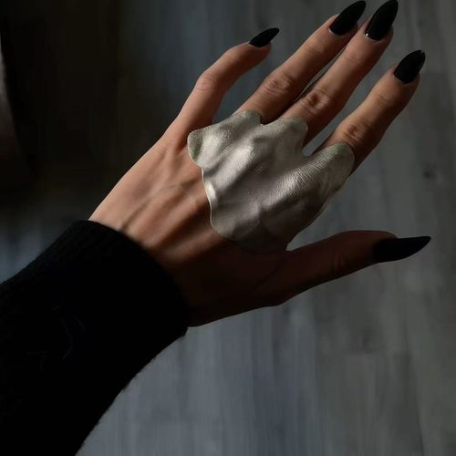 New irregular pleated joint ring, cool and niche design, high-end, unique and exquisite ring.