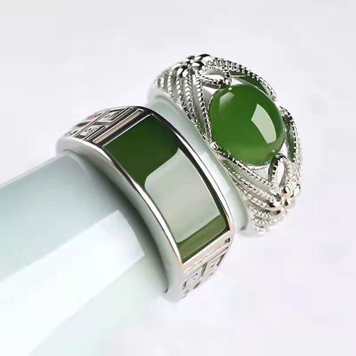 This set of Huatianyue couple rings, the ink jade model is profound and powerful, the green jade model is smooth and elegant. The female ring is clear and transparent, showing a white color, and the combination of the masculine and feminine styles is extremely harmonious. Huatianyue is cool and moist, with a high-quality texture. If you place an order today, you will receive 6 pieces: 2 black male models + 2 pairs of green matching rings.