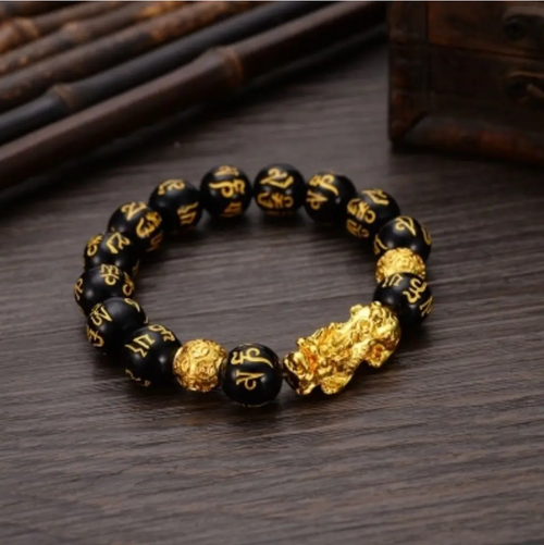 A black agate pendant adorned with gold dragon masks, the surface of the pendant is engraved with auspicious words. When you raise your hand, it symbolizes 'attracting wealth and gathering blessings'. It is not ostentatious to wear it daily. Today's auction price was 100 yuan for 4 pieces. I'll keep it for myself and give it to my family to bring them good luck - by wearing 'wealth abundance' around my wrist, my life will become more and more smooth.