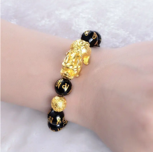 A black agate pendant adorned with gold dragon masks, the surface of the pendant is engraved with auspicious words. When you raise your hand, it symbolizes 'attracting wealth and gathering blessings'. It is not ostentatious to wear it daily. Today's auction price was 100 yuan for 4 pieces. I'll keep it for myself and give it to my family to bring them good luck - by wearing 'wealth abundance' around my wrist, my life will become more and more smooth.