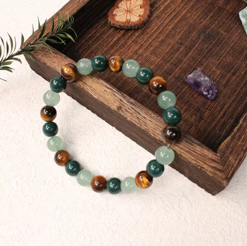 The Green Dongling natural bracelet is full of natural vitality and is an excellent choice for attracting wealth and enhancing luck. It can be paired with a beautiful jewelry box to protect the bracelet while enhancing its elegance. It is comfortable to wear, showcasing confidence and charm. It is an excellent choice for personal use or as a gift, opening the door to your wealth and luck! Come and place your order to take it home now!