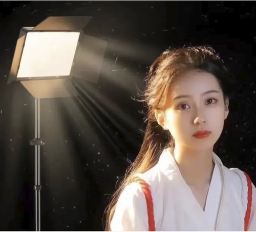 This 10-inch square LED spotlight features a four-leaf diffuser for precise light control and three color temperatures with adjustable brightness. It has high color rendering ability to accurately reproduce true colors. Paired with a 2.1-meter stable tripod, it can be used both on the ground and on a desktop. It is suitable for various scenarios such as live streaming makeup, photography, and video recording. It is a professional lighting tool for both live streaming and creative purposes.