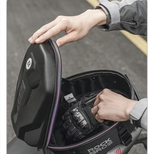 Backpack for motorcycle seat, with large capacity and expandable design, waterproof, wear-resistant and pressure-resistant, equipped with reflective strips to enhance safety at night. It has quick-release straps that can be adapted to various models. It can be carried by hand or worn on the shoulder. It is a practical storage equipment for motorcycle touring and commuting riders. A package showcasing cycling and daily usage scenarios.