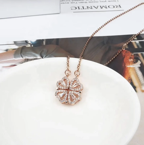 Magnetic double-wrappable four-leaf clover necklace. When closed, it forms a four-leaf clover, when opened, it becomes a heart shape. One chain can be worn twice. The micro-set zirconia gives off a luxurious glow, and the rose gold enhances skin tone. The chain body is comfortable and versatile, suitable for use as a birthday gift, embodying both appearance and sentiment. It is a niche piece of jewelry that is appropriate for both giving as a gift and for personal use.