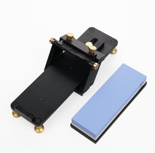 The alloy fixed-angle knife sharpener features a straight track and adjustable locking mechanism for precise angle adjustment. It ensures smooth and accurate grinding without damaging the blade. It comes with a pair of double-sided grinding stones of 400 mesh and 1000 mesh, suitable for roughing out chipped edges and fine polishing the blade surface. The bottom has a non-slip base for stability, and comes with a hexagonal wrench. Even beginners can easily sharpen a sharp and uniform blade edge.