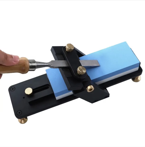 The alloy fixed-angle knife sharpener features a straight track and adjustable locking mechanism for precise angle adjustment. It ensures smooth and accurate grinding without damaging the blade. It comes with a pair of double-sided grinding stones of 400 mesh and 1000 mesh, suitable for roughing out chipped edges and fine polishing the blade surface. The bottom has a non-slip base for stability, and comes with a hexagonal wrench. Even beginners can easily sharpen a sharp and uniform blade edge.