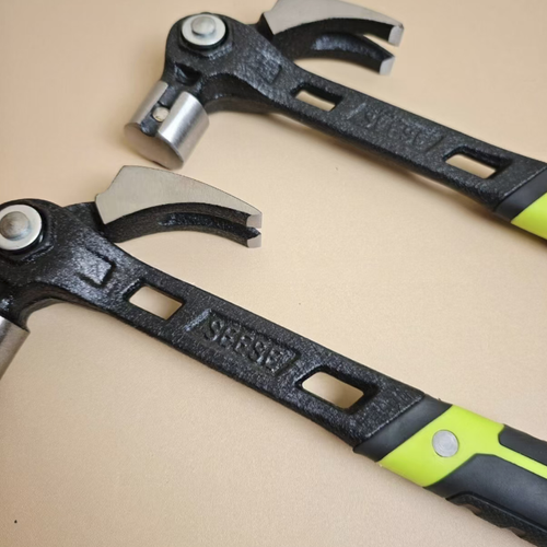 High-carbon steel adjustable-angle claw hammer with hardened hammerhead for impact resistance. The claw can rotate to adapt to narrow spaces for driving nails. The double-color anti-slip and shock-absorbing handle is easy to hold and does not slip off, featuring functions of striking, driving nails, and prying. Suitable for use in woodworking, home assembly, outdoor maintenance, etc. It is sturdy, durable, and easy to store.