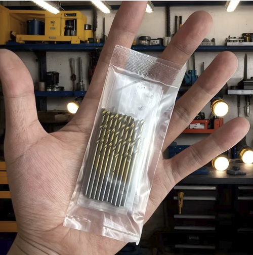99-piece titanium-plated straight-point twist drill bits, made of high-speed steel. The round handles are compatible with most electric drills. A wide range of specifications are available, allowing for drilling of wood, thin metals, and plastics. The spiral grooves facilitate chip removal. A hard plastic storage box is included for easy organization and carrying. Just open the box and start working.