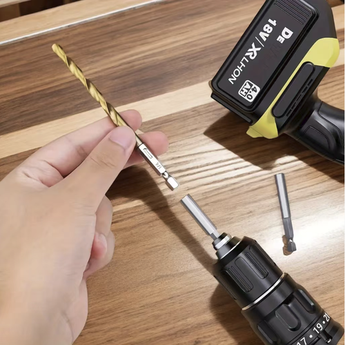 99-piece titanium-plated straight-point twist drill bits, made of high-speed steel. The round handles are compatible with most electric drills. A wide range of specifications are available, allowing for drilling of wood, thin metals, and plastics. The spiral grooves facilitate chip removal. A hard plastic storage box is included for easy organization and carrying. Just open the box and start working.