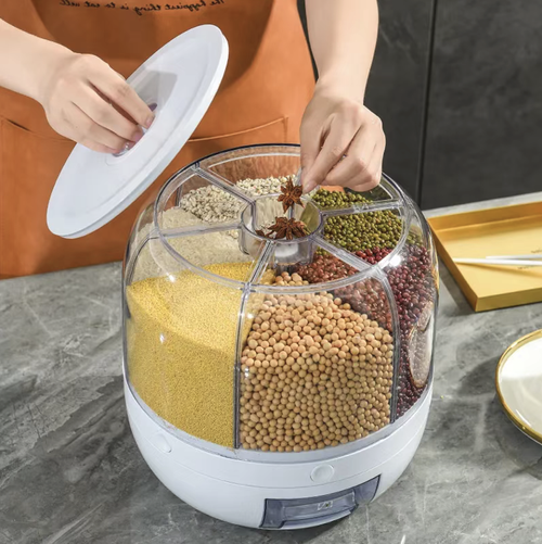 360-degree rotating compartmentalized whole grain storage box, made of food-grade material. It has multiple compartments for storing dry grains. Pressing one button can release the contents. The transparent compartment is convenient for checking the remaining quantity. The sealed design helps prevent moisture and pests. The sealing is only an auxiliary protection measure and cannot completely eliminate pests.