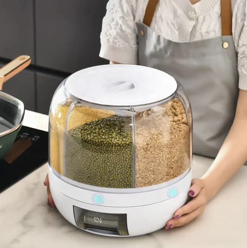 360-degree rotating compartmentalized whole grain storage box, made of food-grade material. It has multiple compartments for storing dry grains. Pressing one button can release the contents. The transparent compartment is convenient for checking the remaining quantity. The sealed design helps prevent moisture and pests. The sealing is only an auxiliary protection measure and cannot completely eliminate pests.