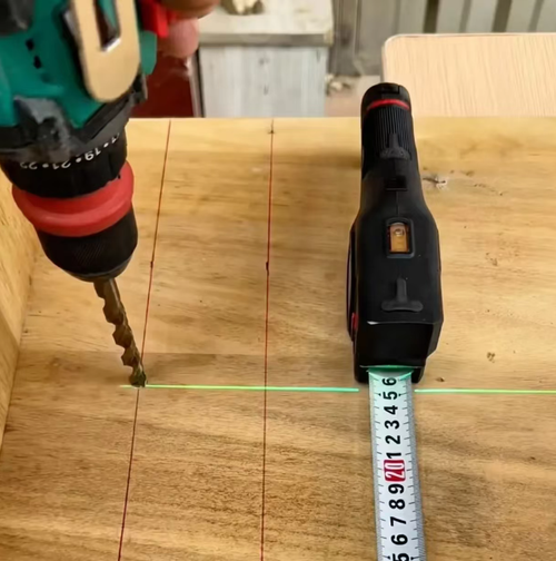 Two-in-One Laser Tape Measure, integrating the functions of a steel tape measure and laser distance measurement, with a level bubble. The steel tape measure is used for contact-based short-distance measurement, while the laser performs non-contact long-distance measurement. The anti-slip body is convenient for handheld use and easy to store and carry. It is suitable for on-site surveying in decoration and woodworking.