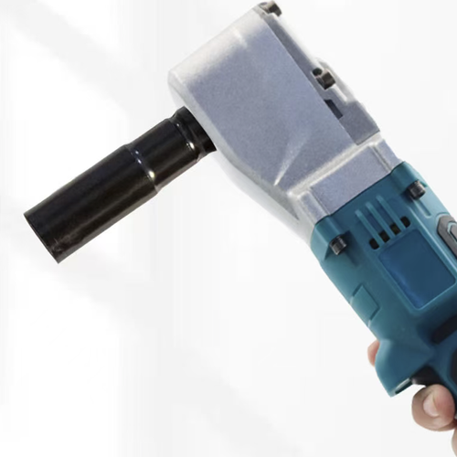 90-degree right-angle brushless lithium battery wrench, with a corner-shaped body that is suitable for installing and removing bolts in narrow spaces. Comes with dual batteries, charger, socket and toolbox, and has forward and reverse functions. The torque is limited by the structure and is not suitable for super large rusted-in bolts. Suitable for auto repair and steel frame equipment maintenance. Ensure proper protection during operation.